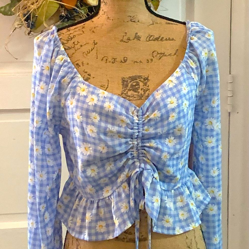 Adorable drop shoulder top , blue & white check with daisies . Just in time